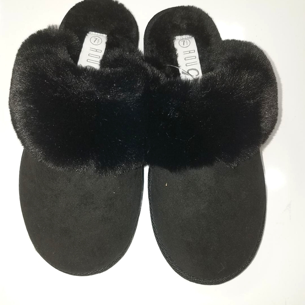 NWT Black Rouge Helium Fluffy Soft Slippers